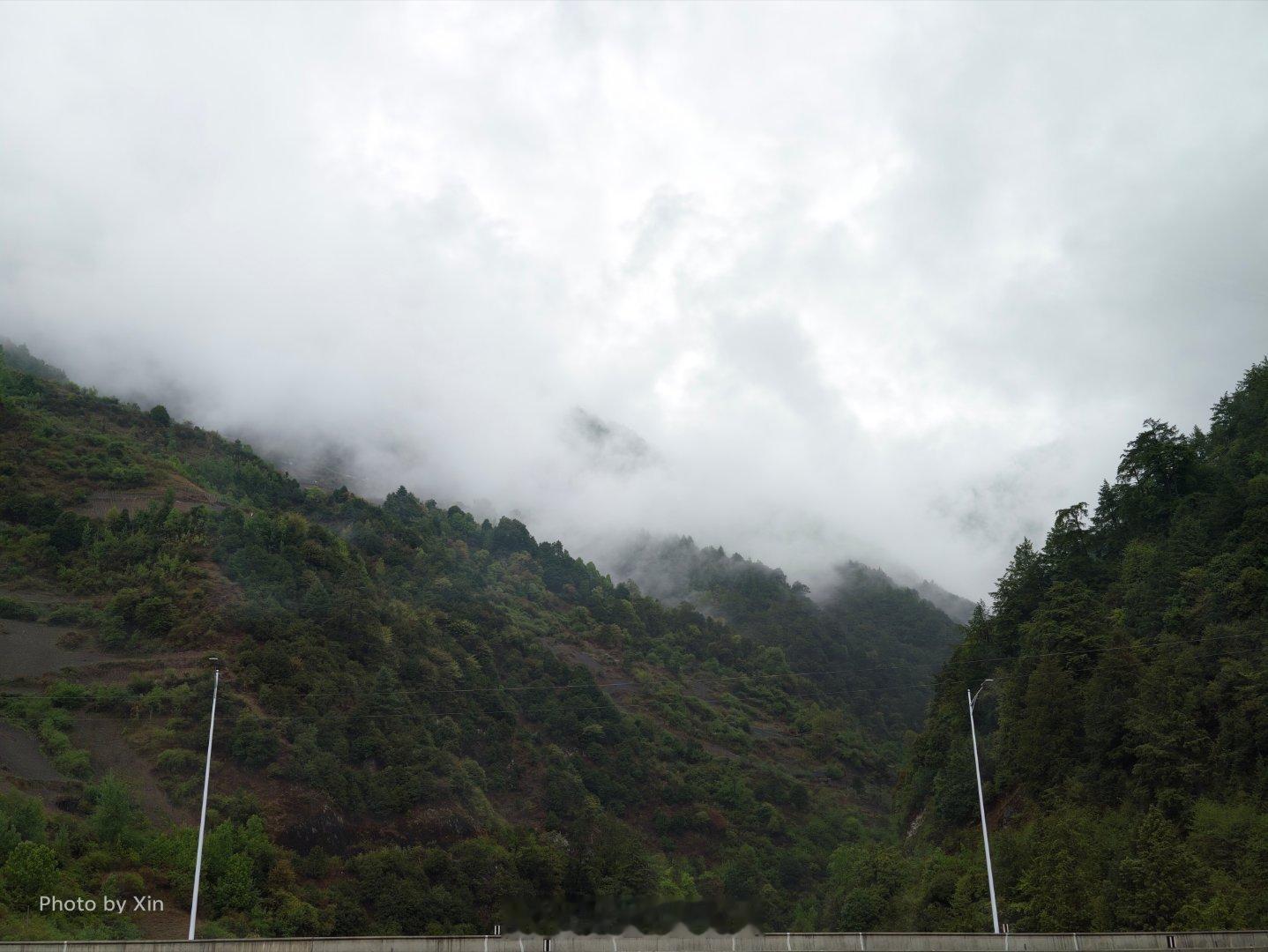 老师说，这里处处透着烟雨江南的感觉，说杭州往南一点，一下雨就是这个样子迪庆