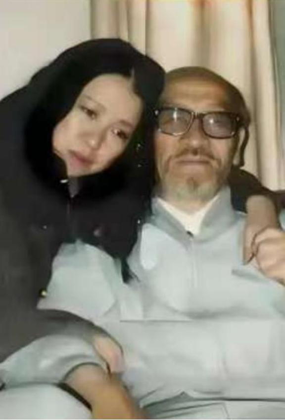 1990年，46岁的三毛跑到新疆，和76岁的王洛宾同居，王洛宾拒绝和她同房，三毛