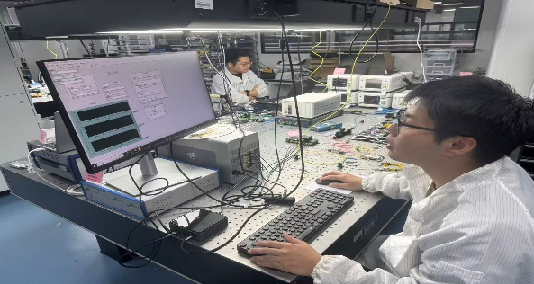 啃下“硬骨头”, 广工学生团队研制出国产光子芯片高端测试仪