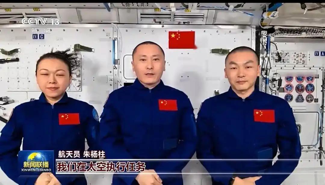 同一天，两代人的太空北京时间10月15日。此刻，400公里高空，中国空间