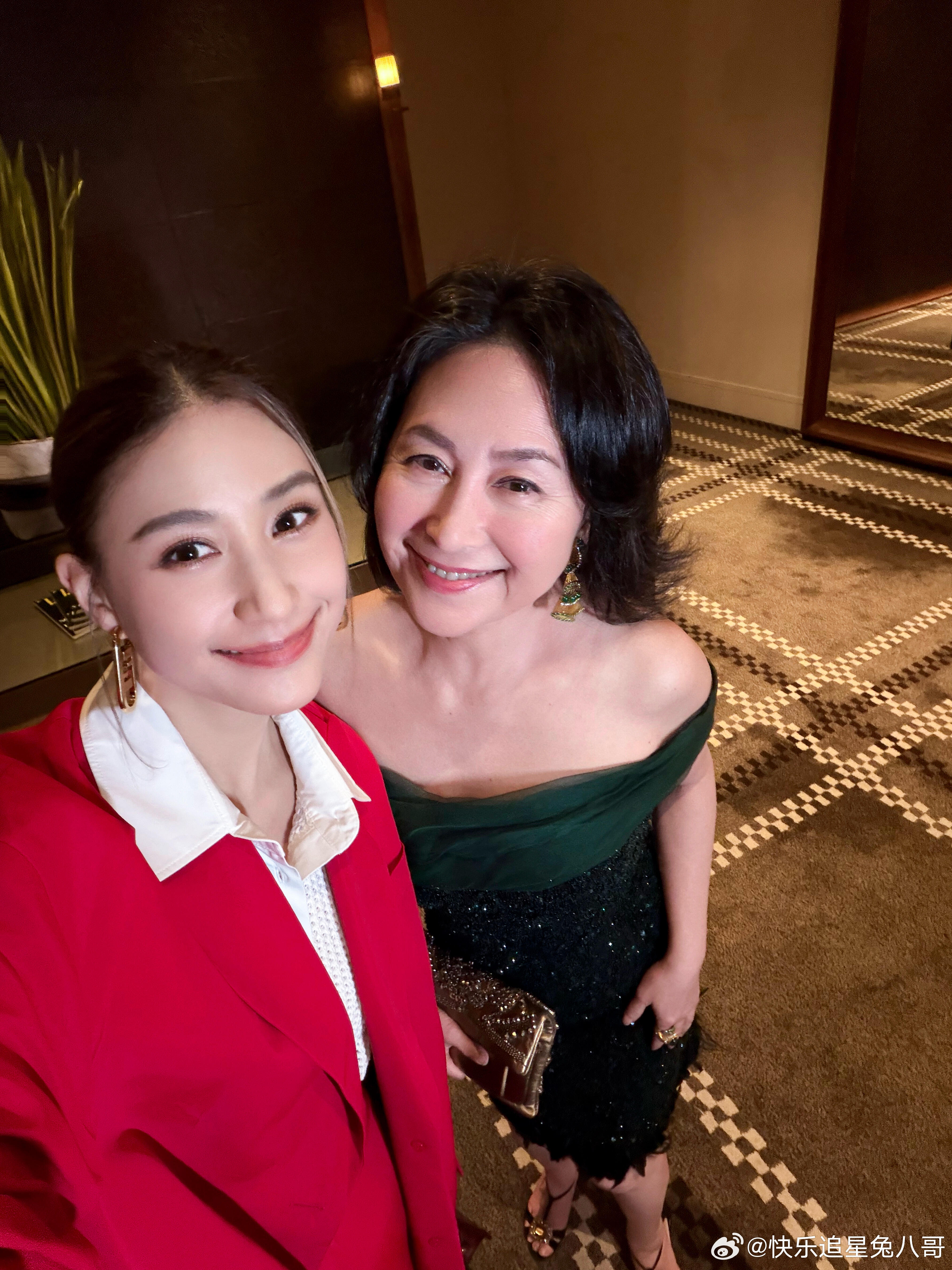 何超琼何超莲与萧邦总裁同框何超莲晒与何超琼自拍何超琼何超莲与萧邦总裁同框，相处