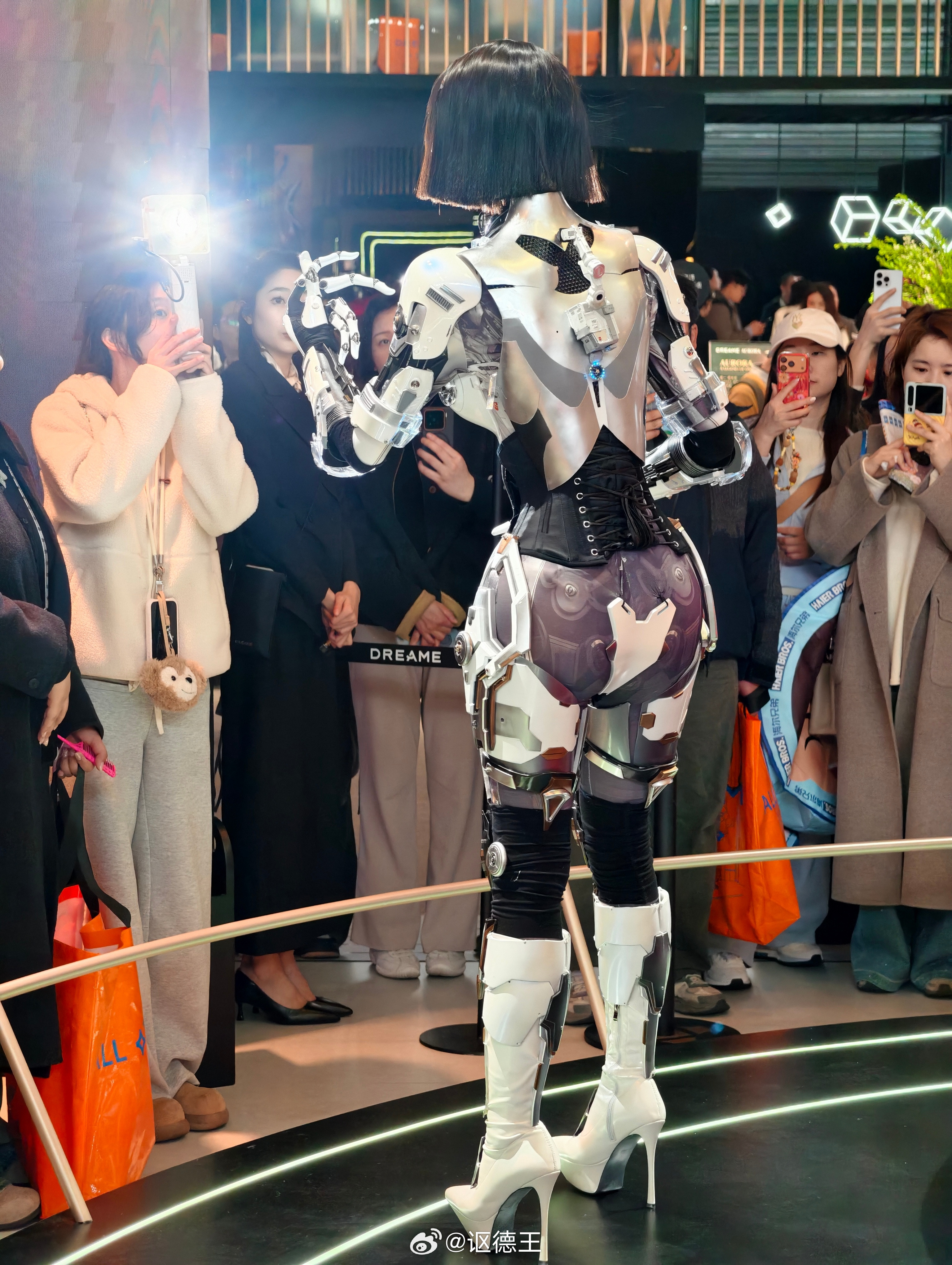 为了COS机器人，把腰勒得老细了，也挺不容易的