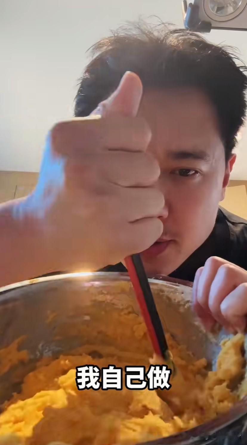 小酒窝爸爸高云翔减肥阶段，在家自己做窝头，和了一盆稀玉米面，就想蒸窝窝头，一看就