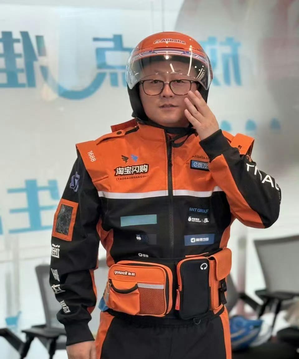 据说这是淘宝闪购新工服，讲道理差点以为把哪个赛车队队服给搞来了，全身贴满了赞助商