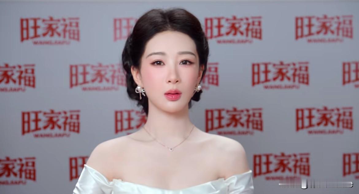 9月10日，杨紫新广告，谁想出来的创意？给杨紫忙倒坏了，一直在签名，完全停不下