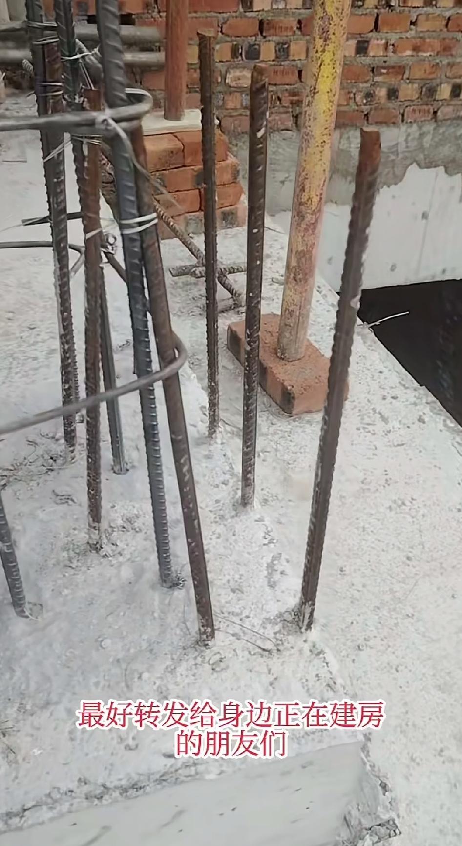 上下柱筋错位达6公分，全部往一侧掰正可行吗？不清楚是在振捣一楼门廊柱混凝土时，