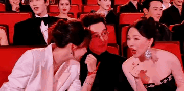 看这个表情，黄晓明估计都快烦死了[笑着哭]参加个活动，座位非得安排在两个女人中间