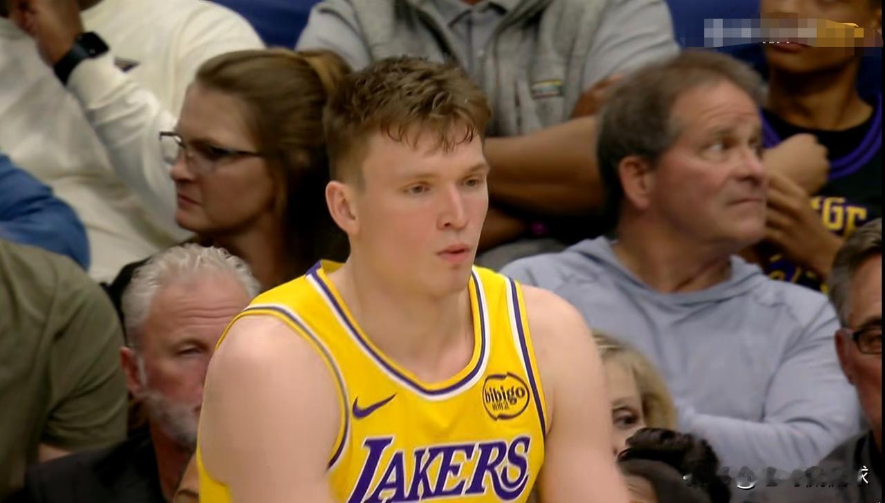 湖人超级新星克内克特终于活过来了！在今天湖人客场以111:103击败鹈鹕的比赛中