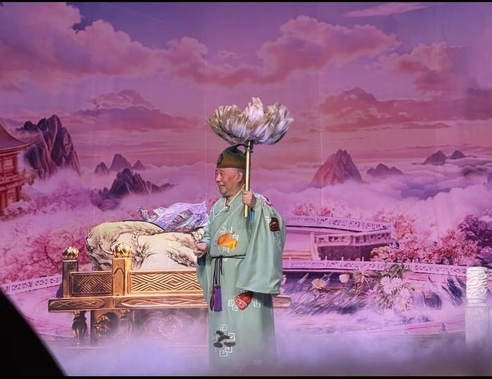 哈哈，郭德纲今年商演将超八十场以上，有可能破百场，所以根本没有时间理黑粉，甚至连