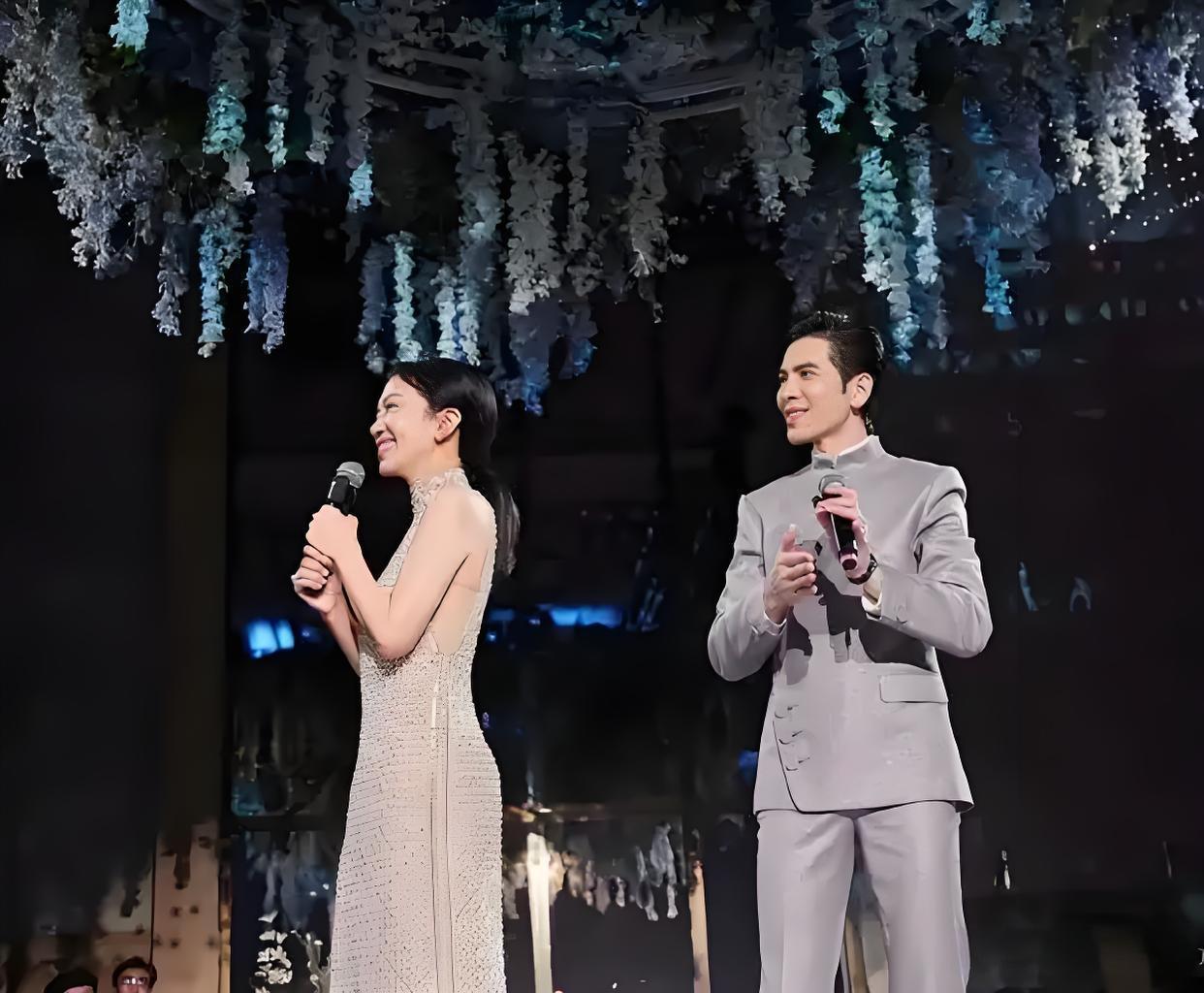 萧敬腾啊萧敬腾，你这波婚礼表演也太走心了！邱泽许玮甯婚礼现场，你穿西装踩高跟