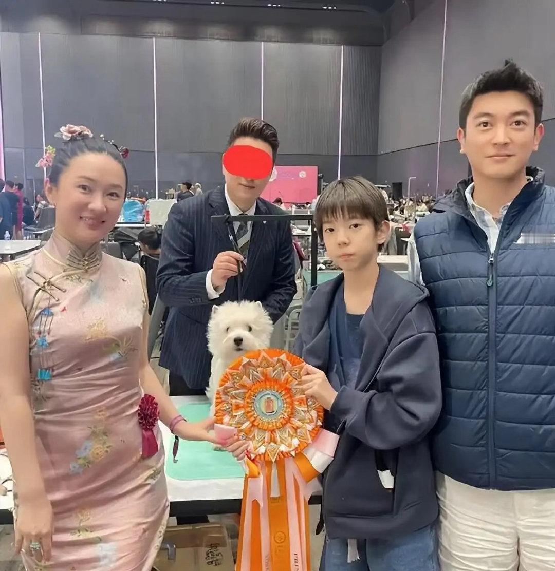 杜江一家三口外出聚餐，13岁嗯哼身形高挑，霍思燕身材圆润