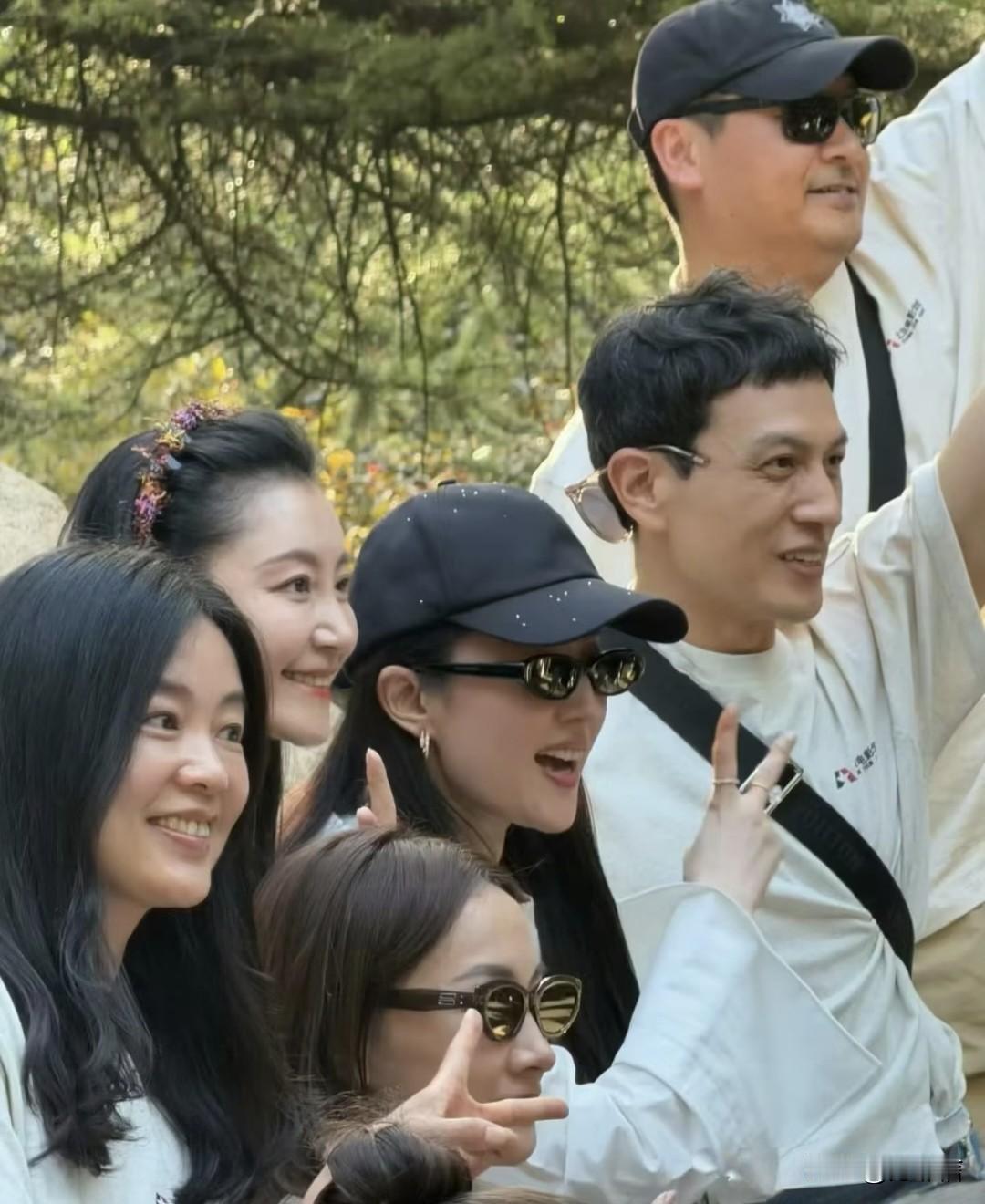 站在刘亦菲旁边的男人是谁？2026年6月1号儿童节这天，刘亦菲回到了母校北京电