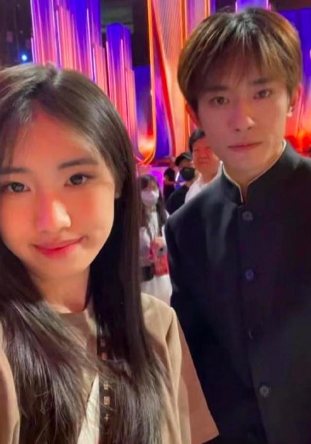 冯小刚的女儿越长越漂亮了，很多人都说她像冯小刚，话说，冯小刚有这么好看过吗？