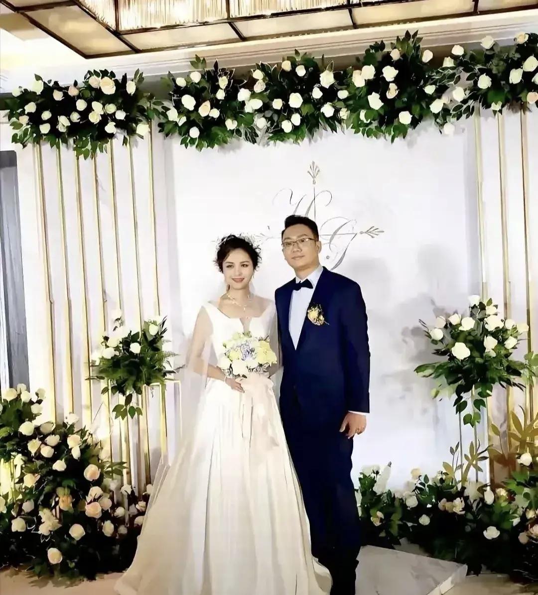 何嘉炜娶了龚爽8年，感觉对妻子的感情依然很深厚，在龚爽葬礼上送出的花圈，写的不是