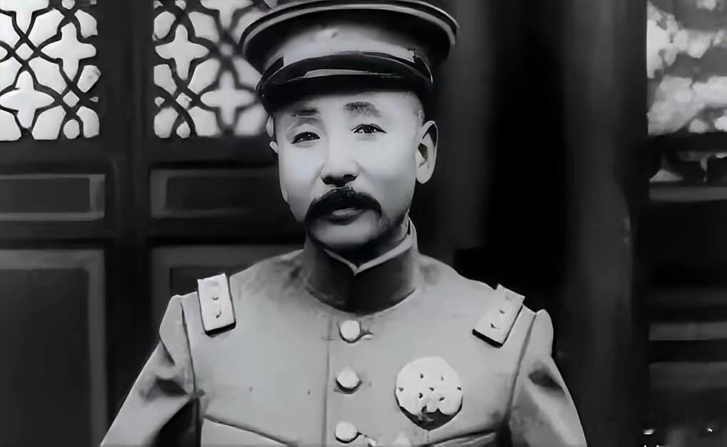 张作霖街头被鞋匠当众扇巴掌，卫兵持枪欲动手，大帅的做法让人敬佩张作霖路过一