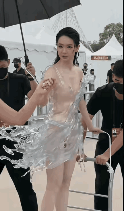 戚薇这一身高科技衣服，谁看了不惊讶啊？2026年武汉时尚芭莎之夜红毯上，她穿