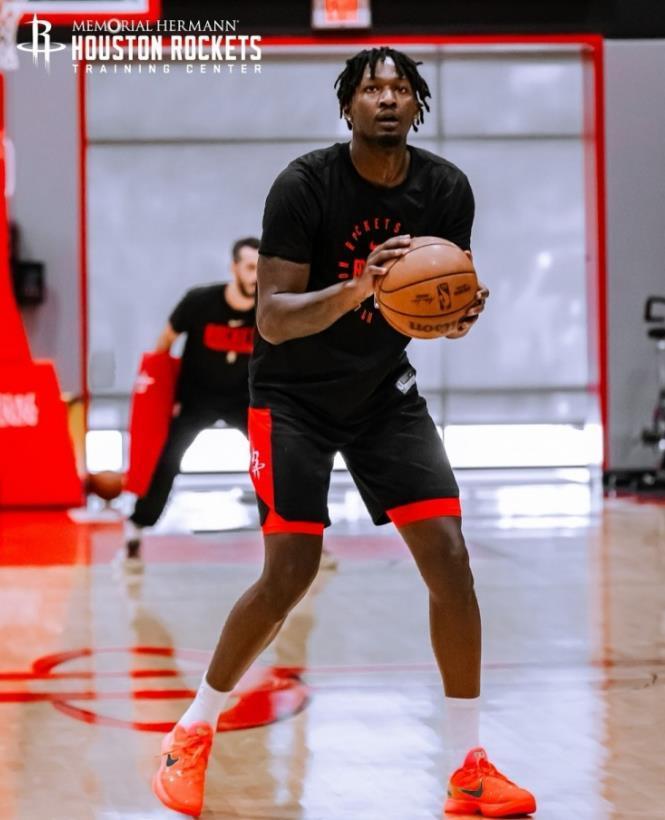 火箭真没想到芬尼史密斯恢复的这么慢火箭休赛期4年5300万从湖人手里抢来的芬