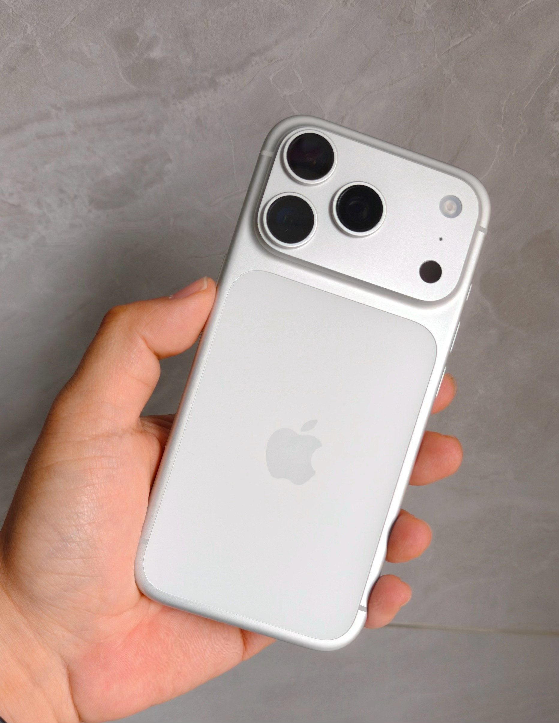 iPhone17Pro到了，质感和手感都不错，这一代选银色是最安全的，得赶