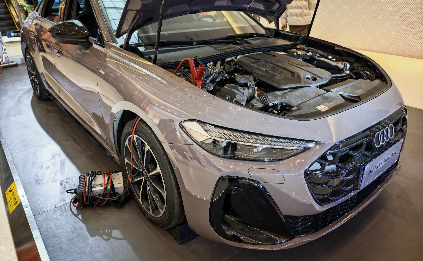 油车在商场当展车，电瓶没电了，是挺麻烦。这点是不如电车