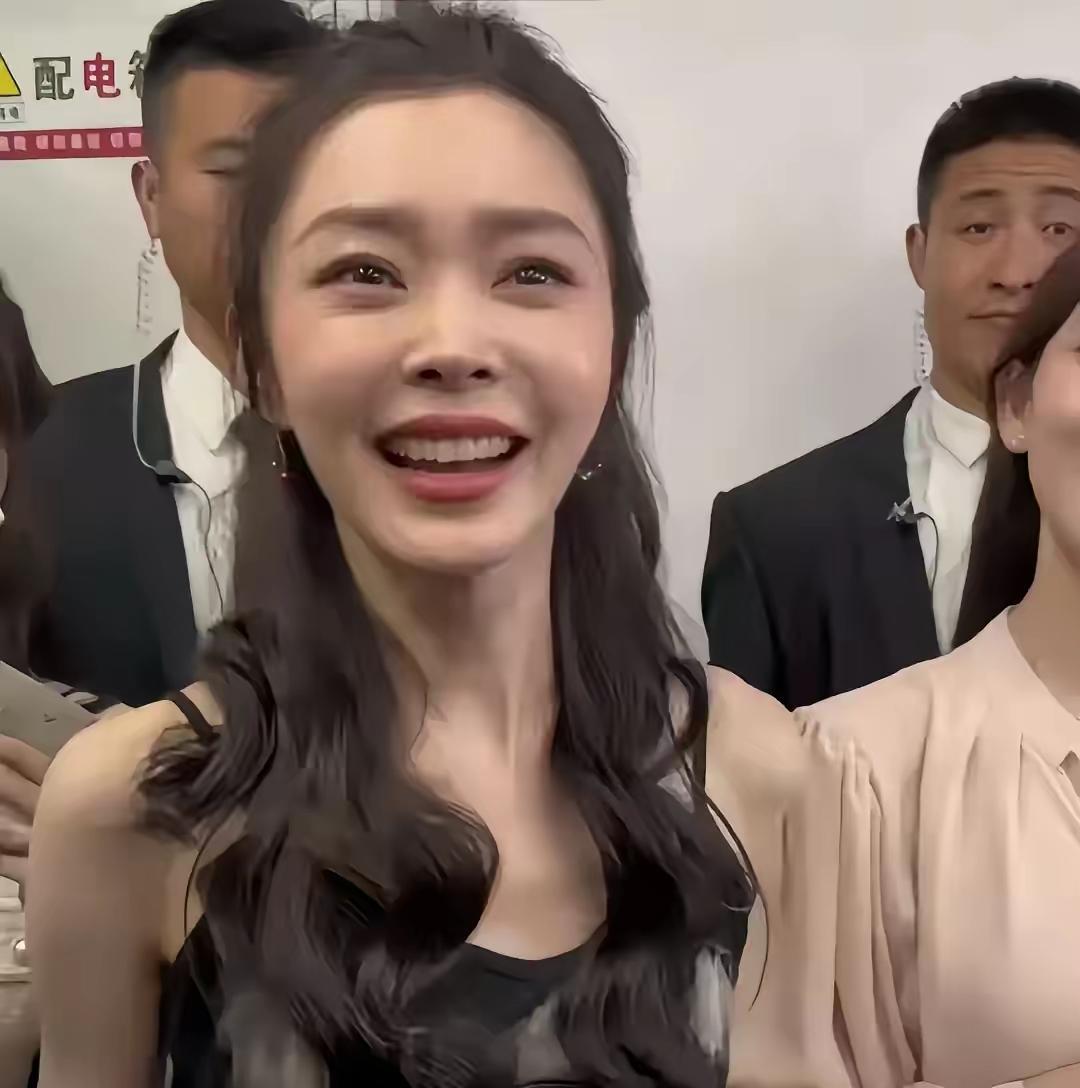 你们有没有看到宋轶最明显的问题不是她太瘦，也不是老了，而是她的五官不协调，嘴
