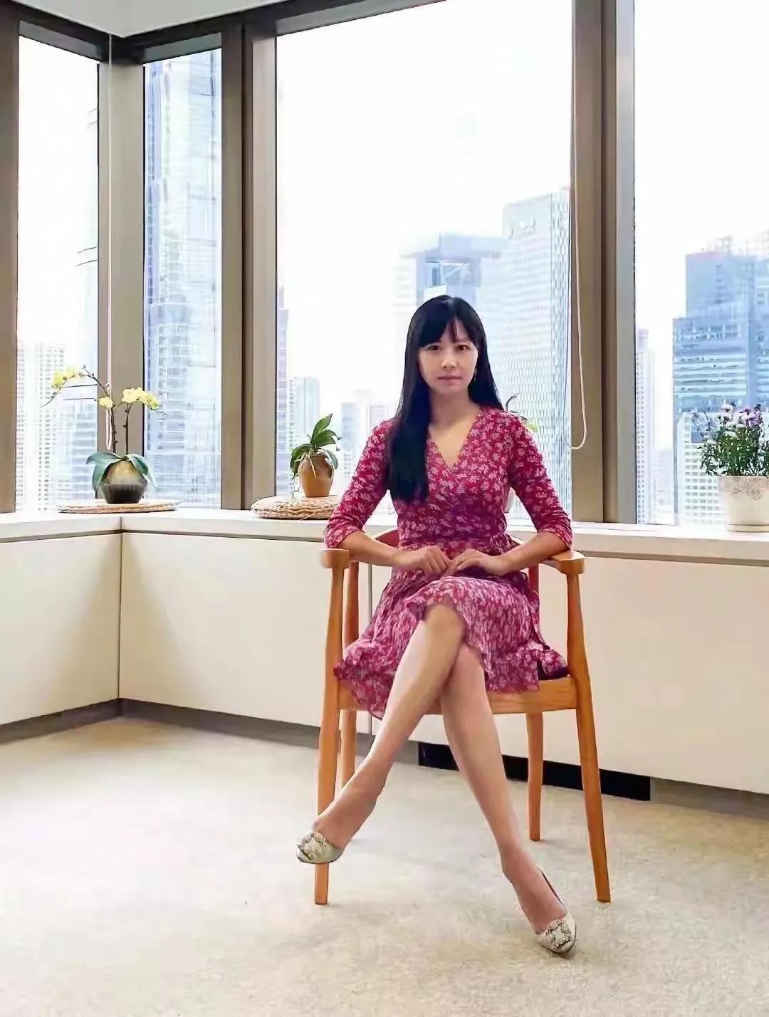 金融美女“半夏”投资李蓓女士，发文怒怼前夫。她说:我比你聪明多了，人品也比你好很