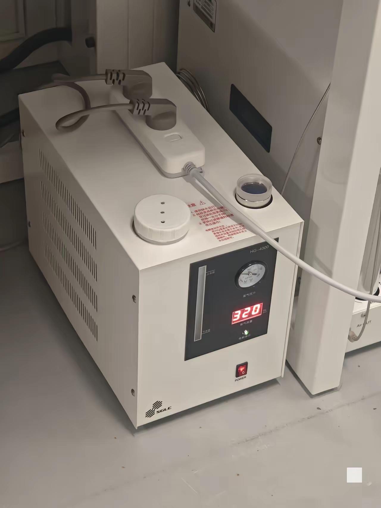 其实，他当时已经察觉到氢气泄露，可最终还是出了事。重庆大学实验室里，一名操作员进