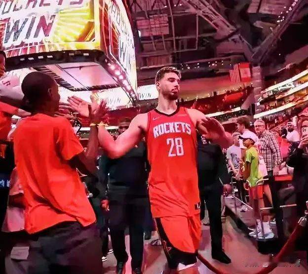 火箭赢球的秘诀，居然是让申京少投篮。刚看到这组数据：本赛季，申京出手20+的比