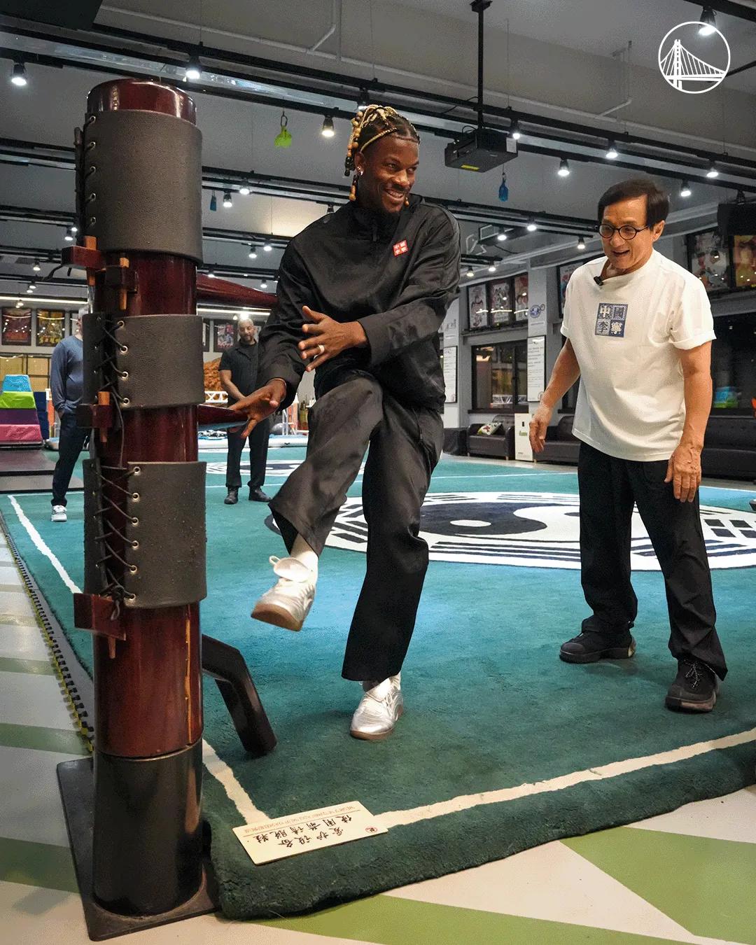 巴特勒再狂傲，遇到成龙也低调。勇士巨星吉米巴特勒正在中国行，遇到成龙立刻变成迷弟