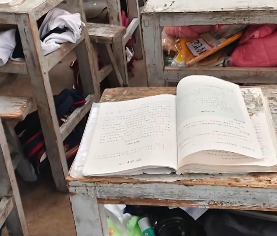 “再穷不能穷教育”这句话说的虽然有道理，但万万没想到还能用到今天，广东汕头这所小