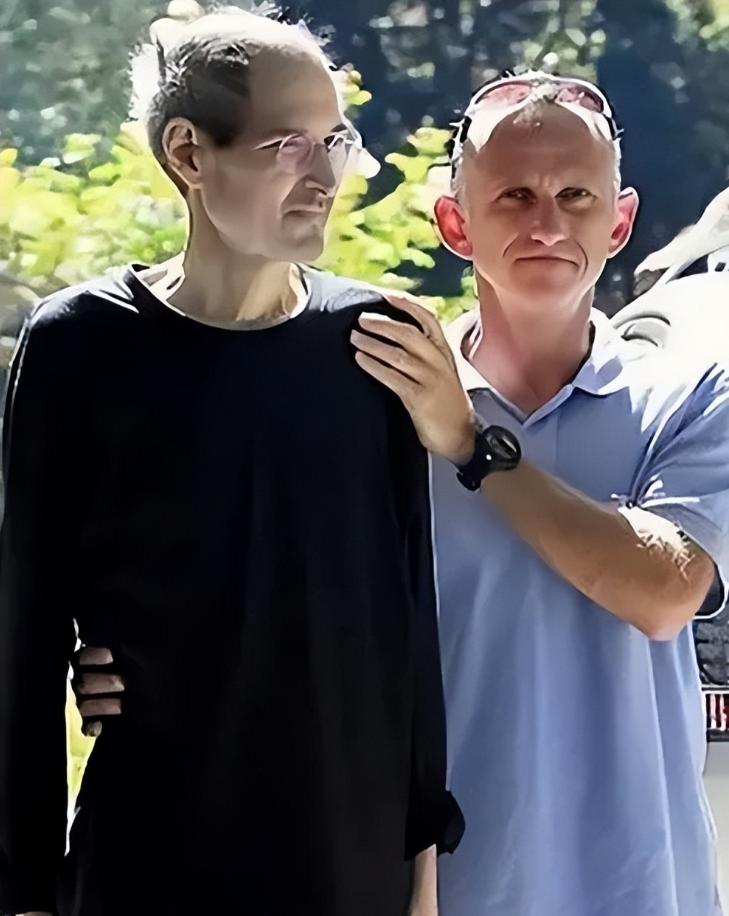 2003年乔布斯被检查出胰腺肿瘤，在对肿瘤细胞活体组织切片检查后，他的医生高兴得