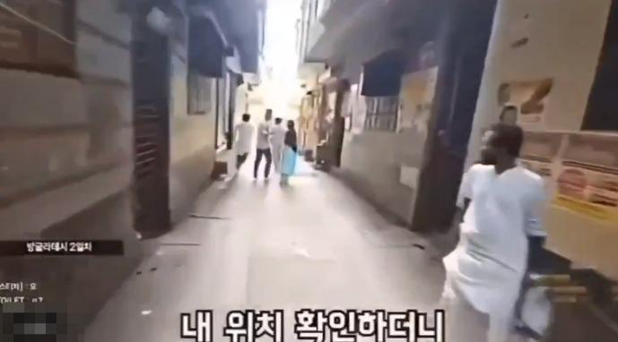 在孟加拉国达卡，一个韩国博主直播时遇到了一幕挺尴尬的场景。街头一名当地男子冲着