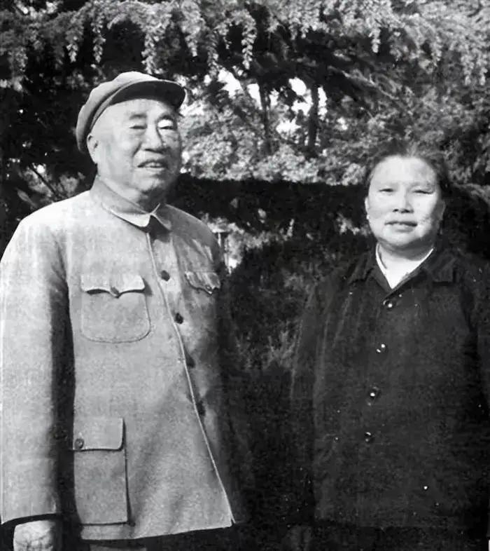 1983年，朱德元帅的小孙子因因触犯法律被枪毙。次日，康克清坐上车后，突然开口说