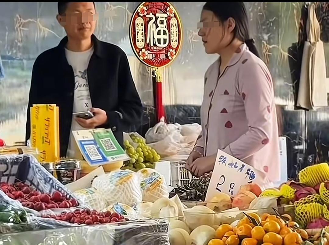 "你一天到晚吃吃吃，都变成什么样子了！"水果店里，一位穿着睡衣的年轻宝妈千挑
