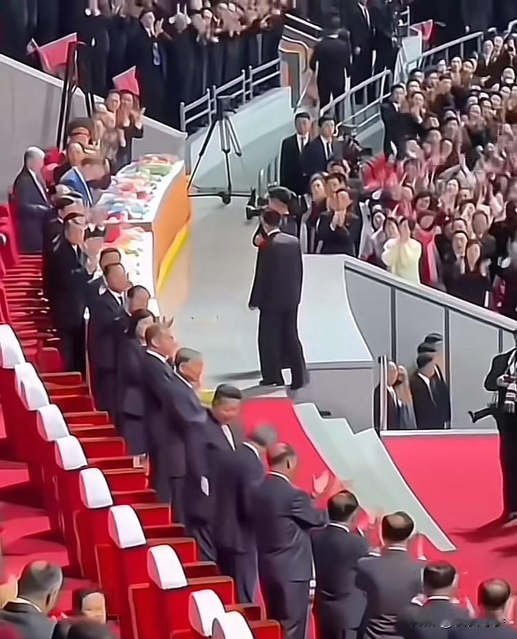 邻居朝鲜，会来事。盛大阅兵式上，在观礼台，我们被安排在东家的右手第一位，国际上