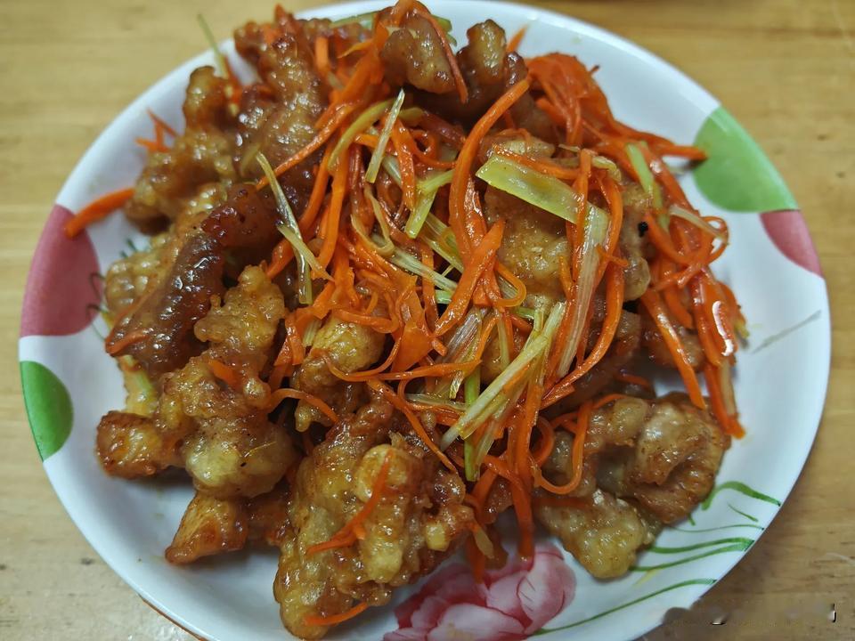 中午看同事吃锅包肉盒饭，不停咽口水，晚上买肉安排！中午食堂吃萝卜，快十一点的