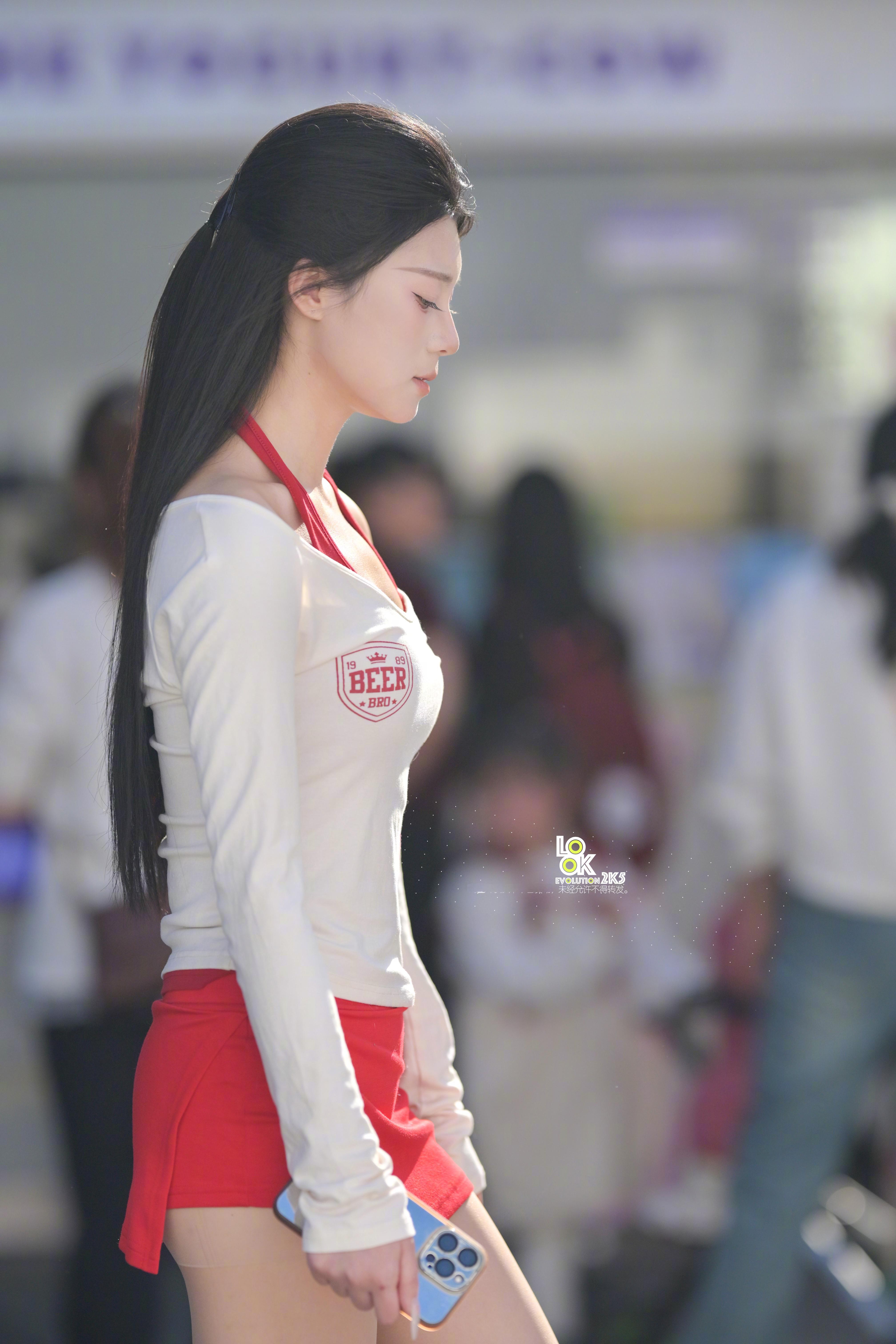 这个小姐姐好像也有点心事