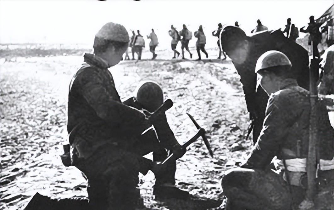 1999年底的一天，河北省保定市徐水县大因乡王村。连续三个晚上，他戴着老花镜