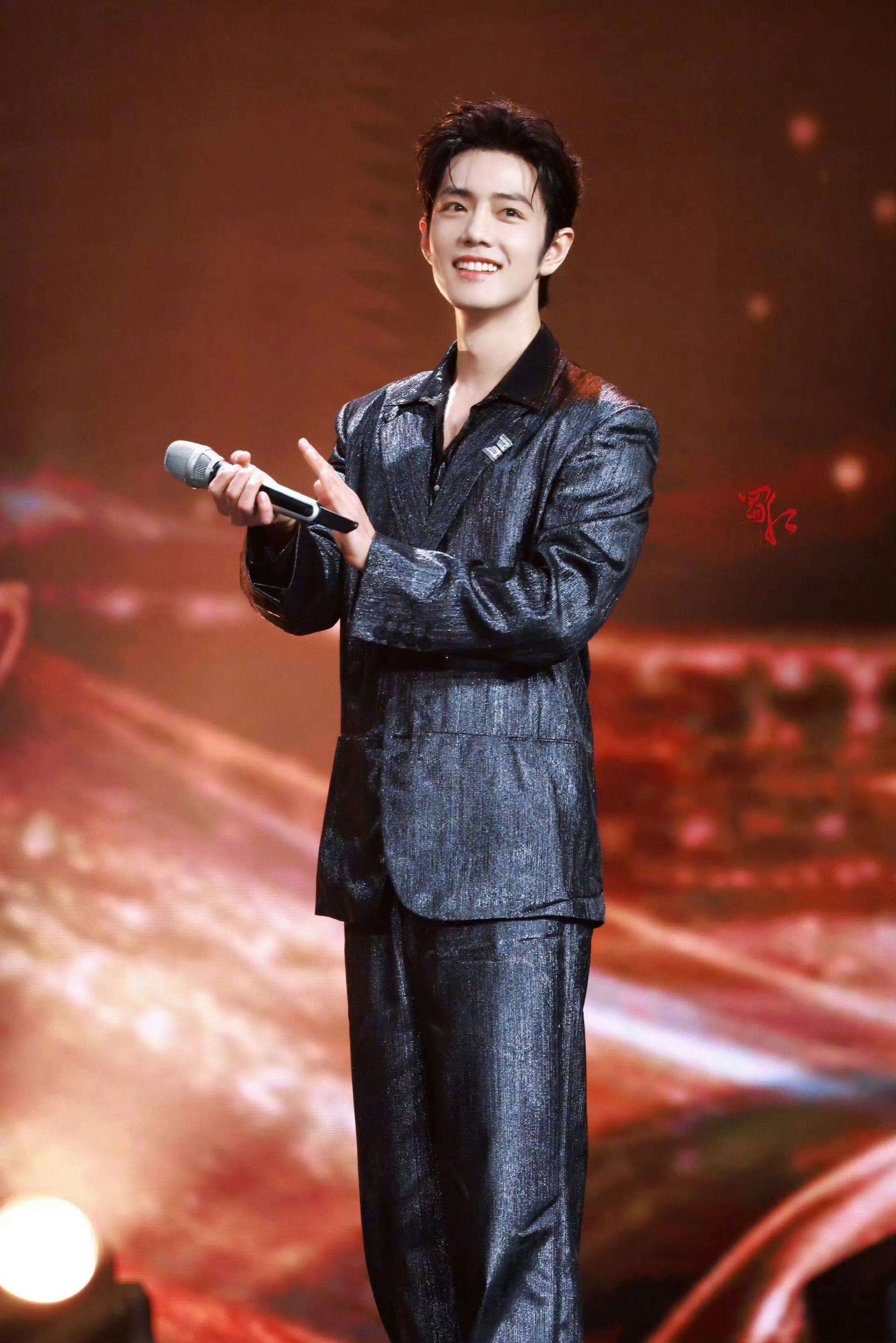 肖战｜电视剧品质盛典第二套造型也正式揭晓，继新季系列全球首穿之后，Gucc