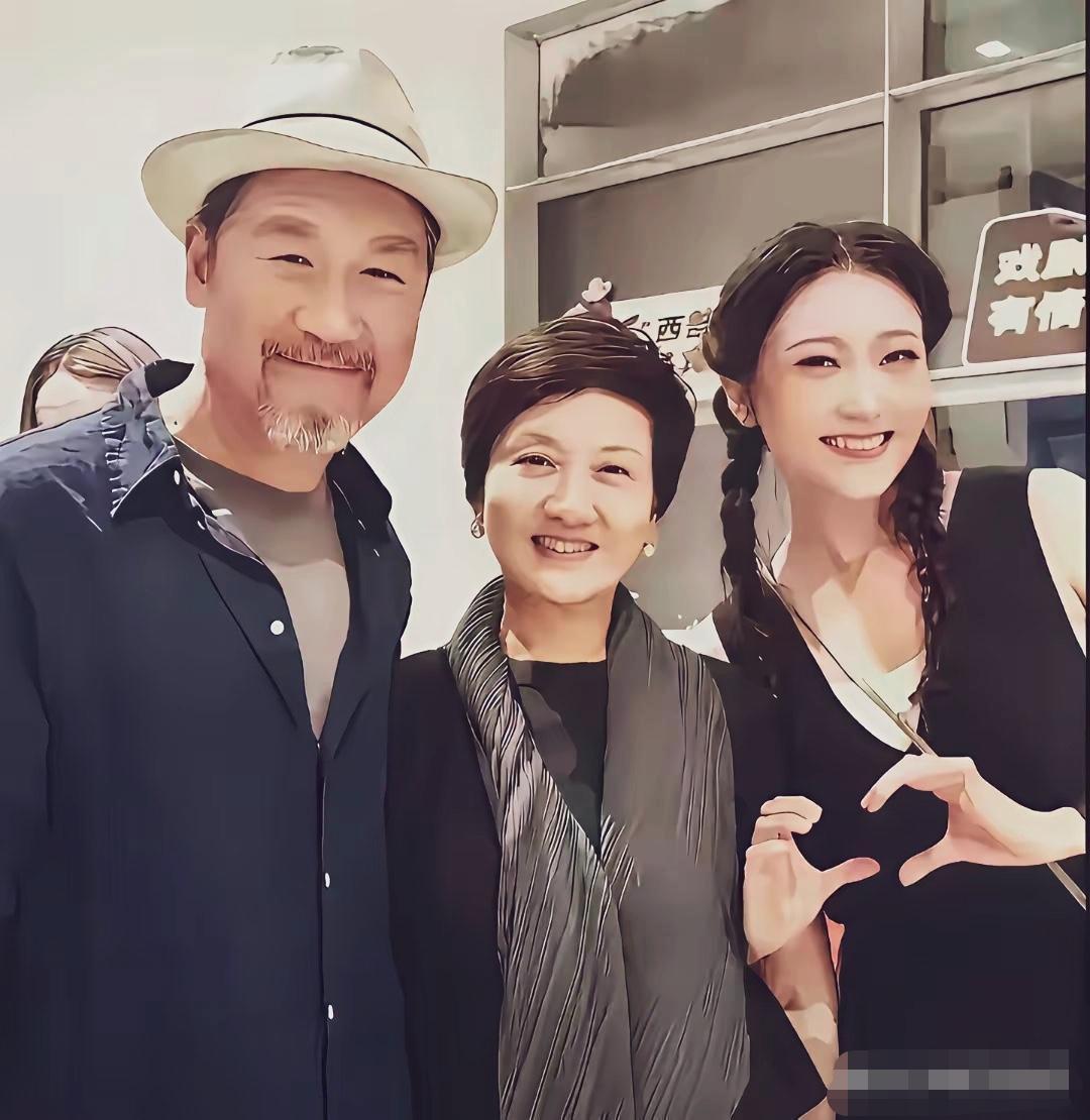 邓婕张国立夫妇收养的养女张可萱长大了，比徐帆冯小刚夫妇收养的女儿徐朵好看！张国立