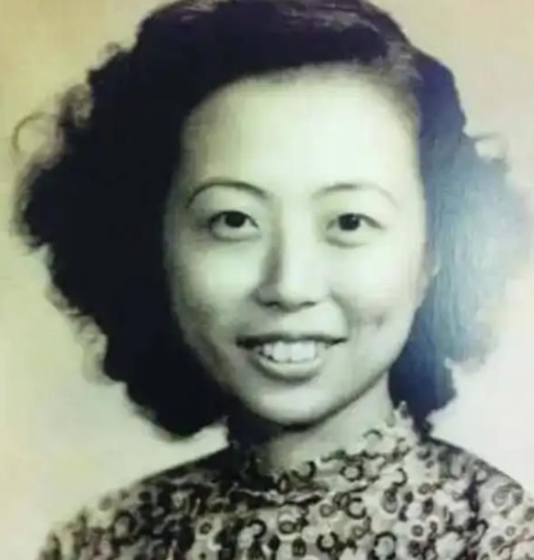 1946年，因会议机密被泄露，蒋介石大怒，让秘书长吴铁城彻查此事，沈安娜知道后，