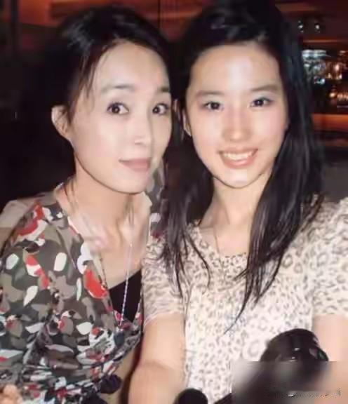 刘亦菲说，我姥姥比较漂亮，就是大美人的感。妈妈也比我漂亮，我觉得应该说，我算我们