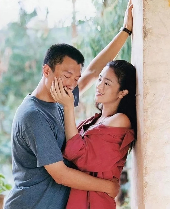 巩俐和孙红雷剧照，两人因为在《周渔的火车》中相识，孙红雷对巩俐一见钟情，那时候巩