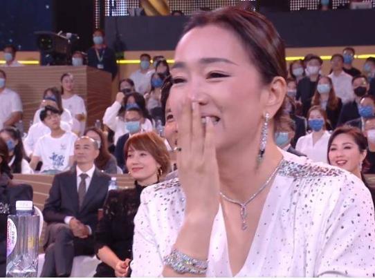 2021年的颁奖礼上，陈道明一上台就开始调侃:“今天来的嘉宾里，巩俐的三任丈夫都