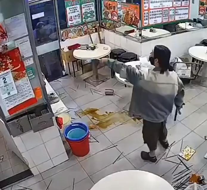 内地女游客持刀大闹香港茶餐厅，因付款问题和餐厅老板发生矛盾。她在餐厅消费，却手机