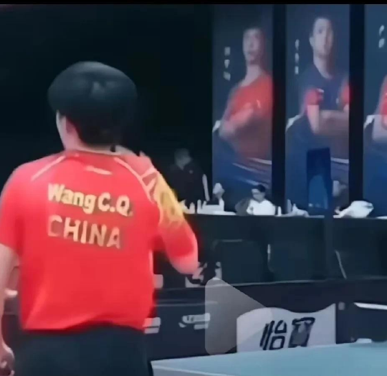 最后一球定生死！大头眼看要输，场边的莎莎突然蹲下又站起，疯狂打手势——正手发球！