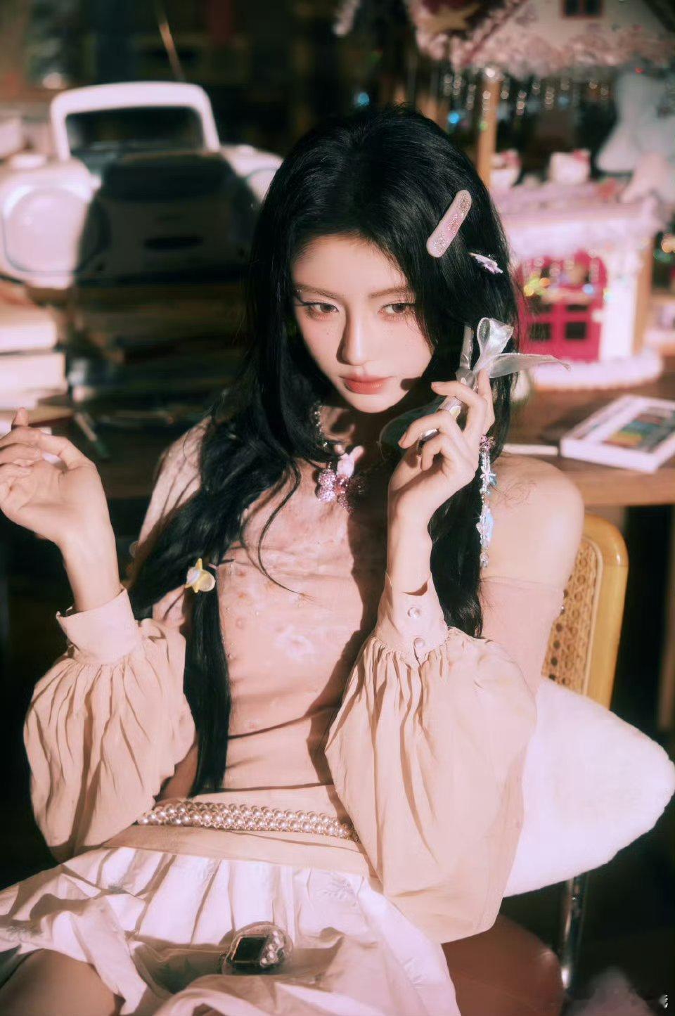 鞠婧祎珍珠腰链这个鞠婧祎一直在开大！被粉色胶片这套造型美晕了