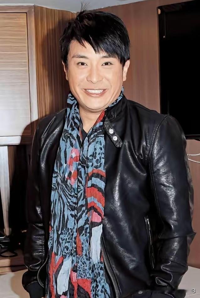 11岁被母亲抛弃，三十年后晚宴上，她母亲从身边走过，像看陌生人一样。他愣住，只说