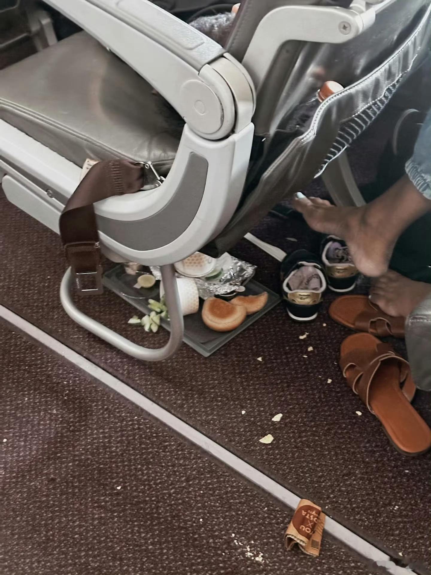印度15人家庭飞机上聚餐引热议8月初，一个约15人的印度家庭，在靛蓝（IndiG
