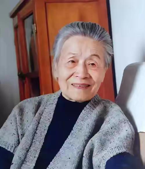 杨绛先生说：“让自己快乐的秘诀，就是停止胡思乱想，治愈自己最好的方法，就是忙碌和