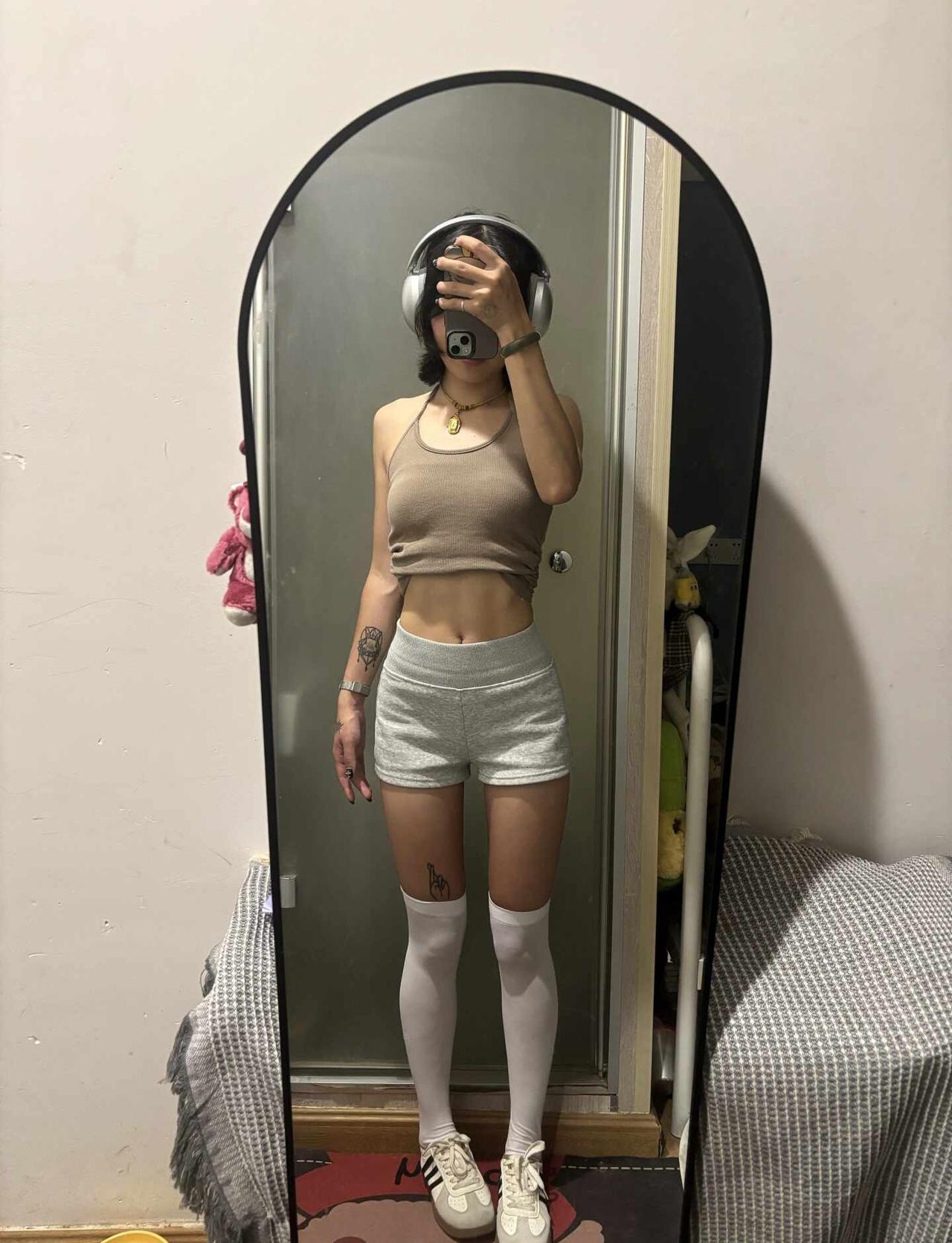 运动女孩儿的对镜自拍健康有力量马甲线练出腹肌马甲线腰